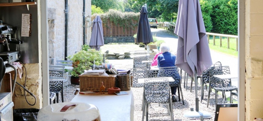 Dog friendly cafe with outdoor seating and nice views near Edinburgh and near Fife