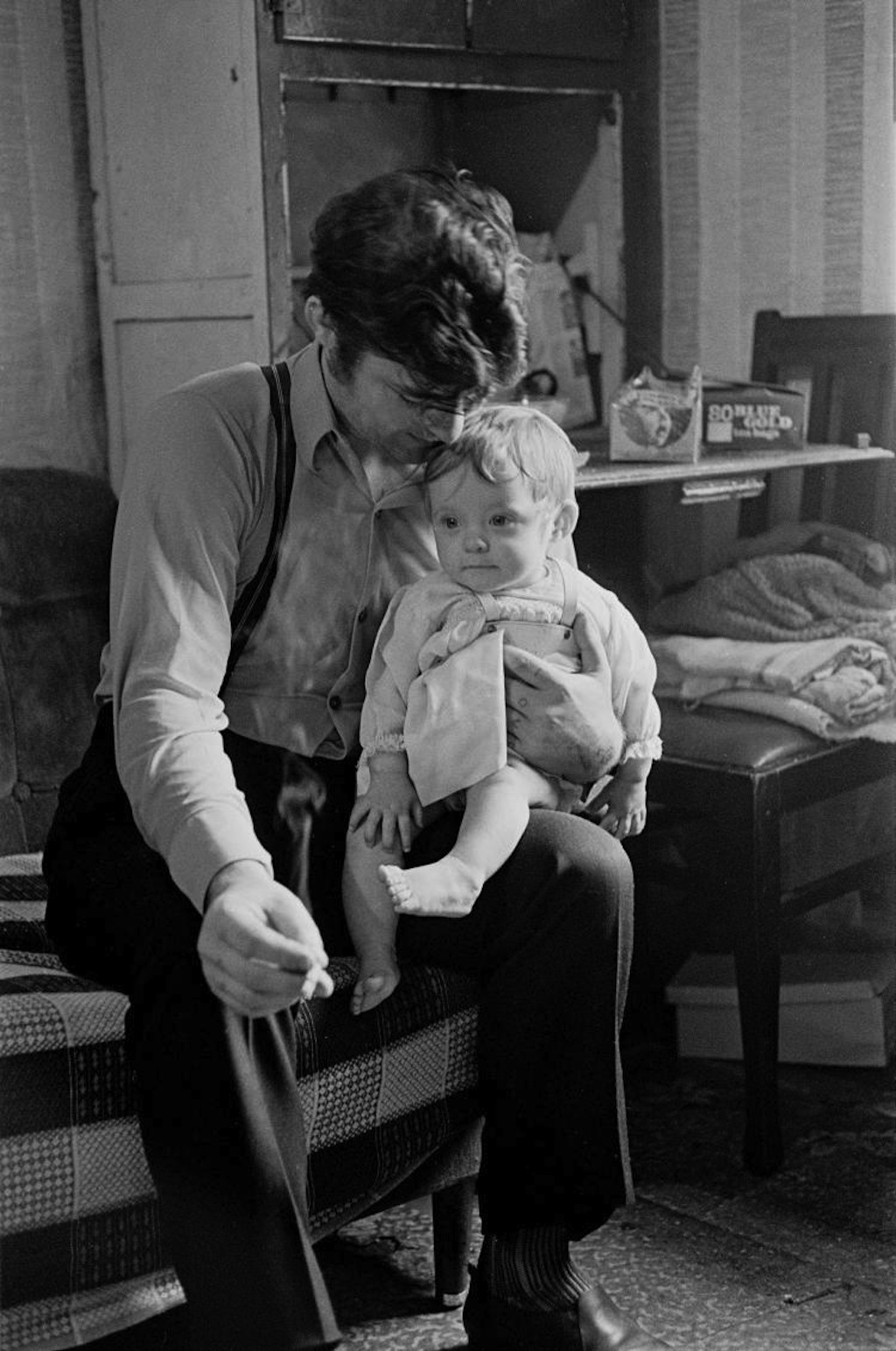 Father-and-child-in-a-Maryhill-tenement-1971-381-6
