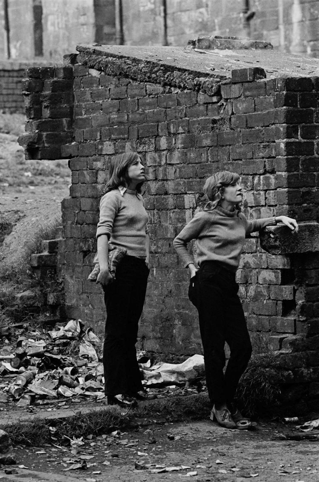 Teenage-girls-waiting-in-backyard-of-tenement-block-Maryhill-1971-386-2a