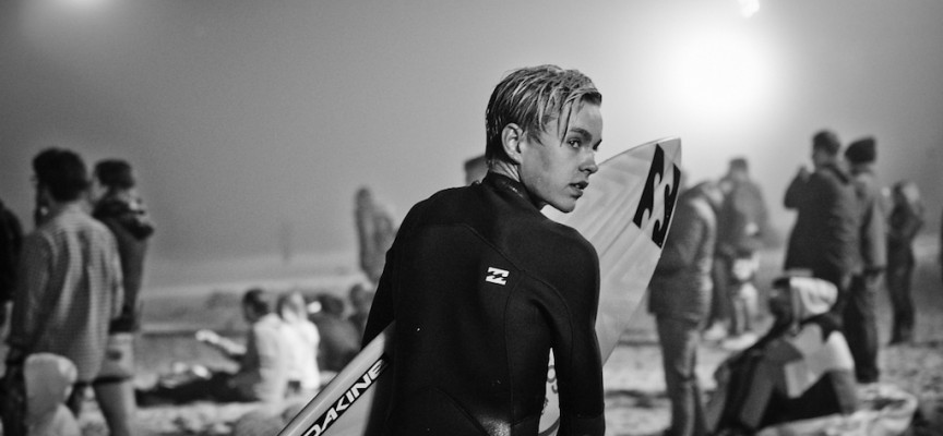 The night surfers of Cornwall; atmospheric photos in the moonlight